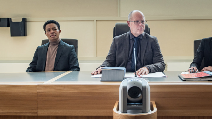 Bild på en domarbänk med två personer