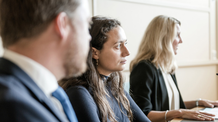 Närbild på tre personer