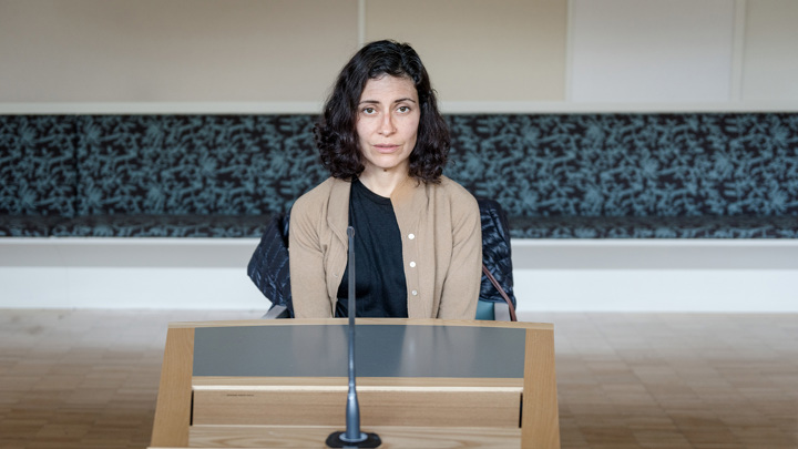 Bild på ett vittne i vittnesbåset