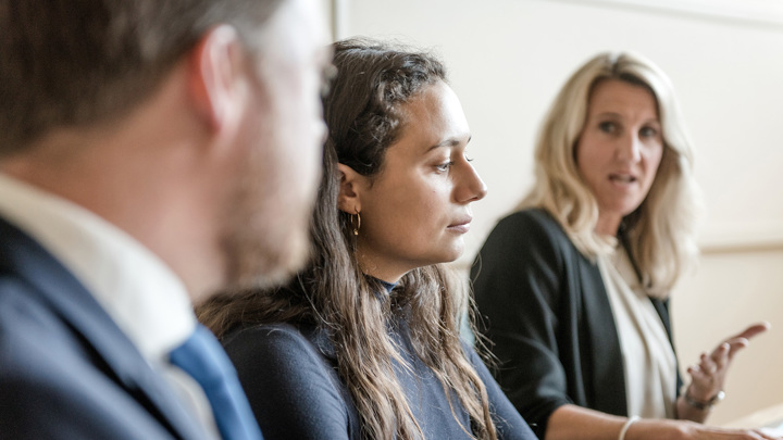 Närbild på tre personer