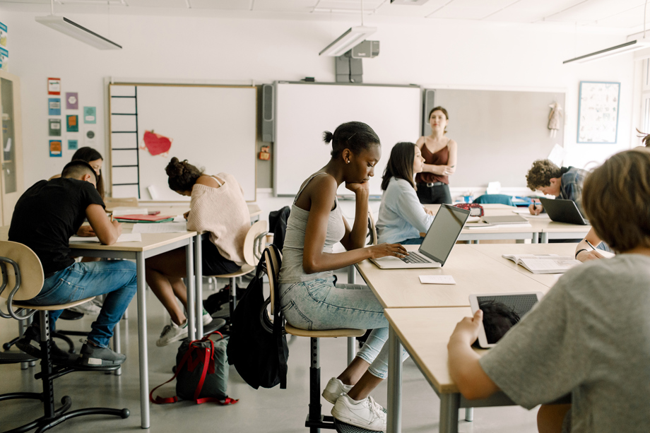 Elever arbetar i ett klassrum.