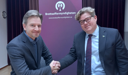 Brottsoffermyndighetens generaldirektör Anders Alenskär skakar hand med Justitieminister Gunnar Strömmer. 