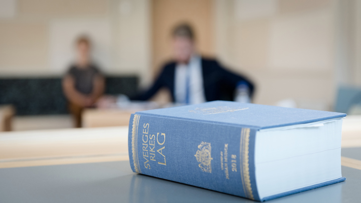 En lagbok ligger på ett bord.