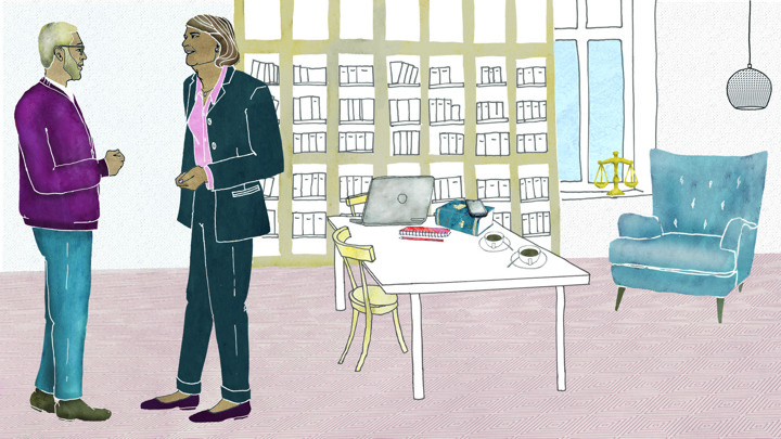 En man och en kvinna pratar med varandra på ett kontor.