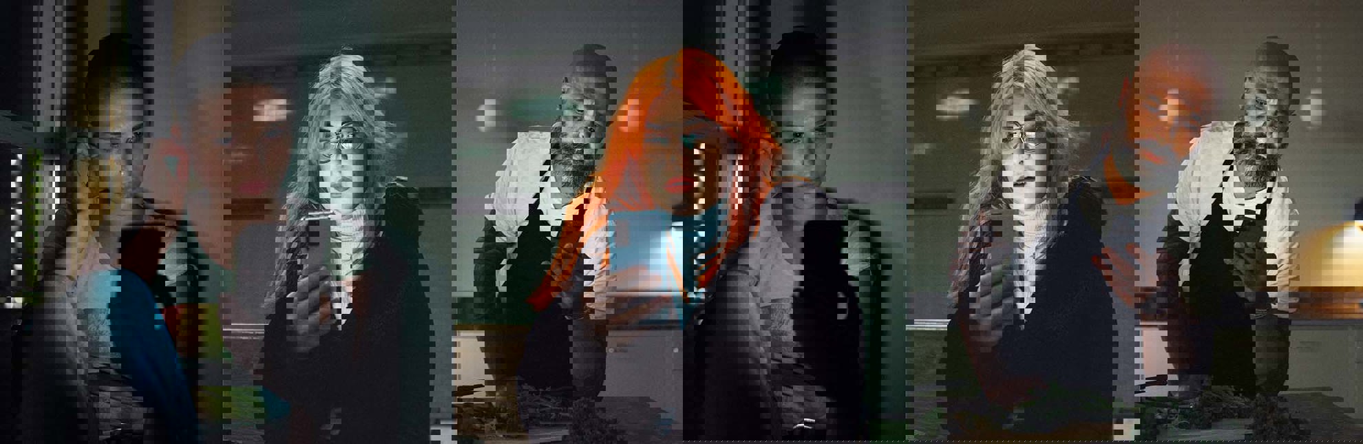 Bild på tre personer som tittar på sina telefoner