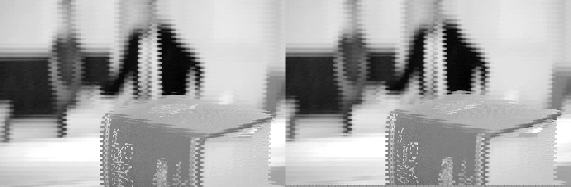 En lagbok som ligger på ett bord.