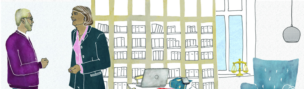 En man och en kvinna pratar med varandra på ett kontor.