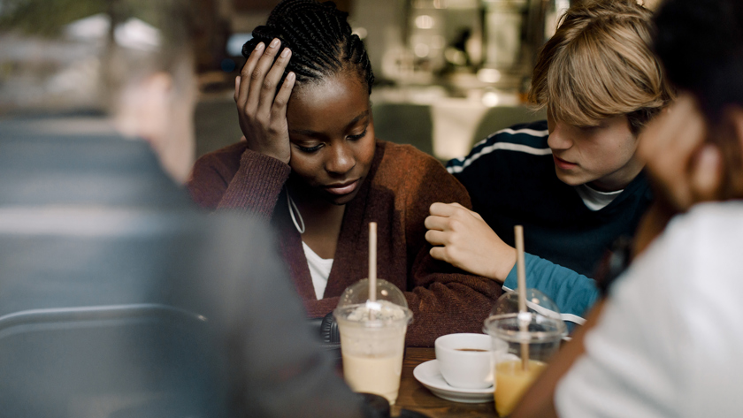 En ung man håller om en ung kvinna.