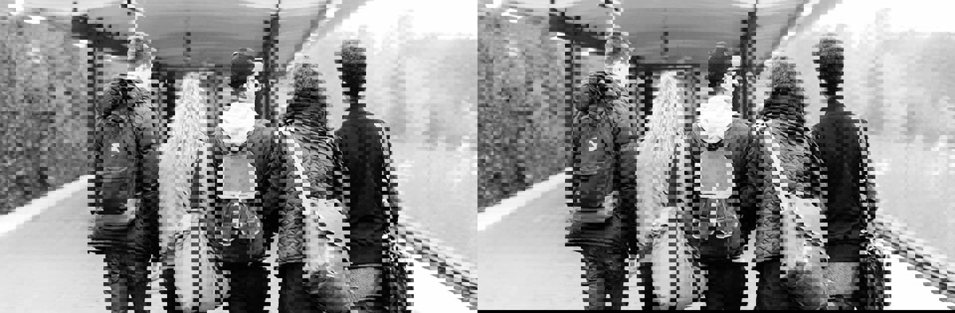 Fyra ungdomar går på en perrong.