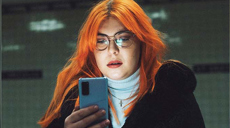 Kvinna som tittar på sin mobiltelefon