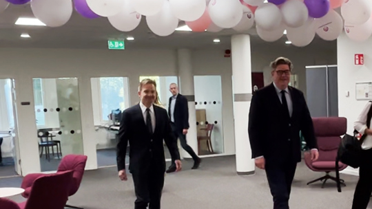 Gunnar Strömmer och Anders Alenskär går under ballonger under invigningen av myndighetens lokaler.