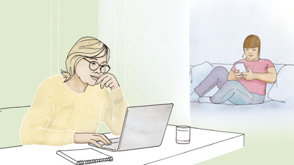 Illustration av vuxen kvinna vid dator och ung tjej som sitter i en soffa med sin mobil